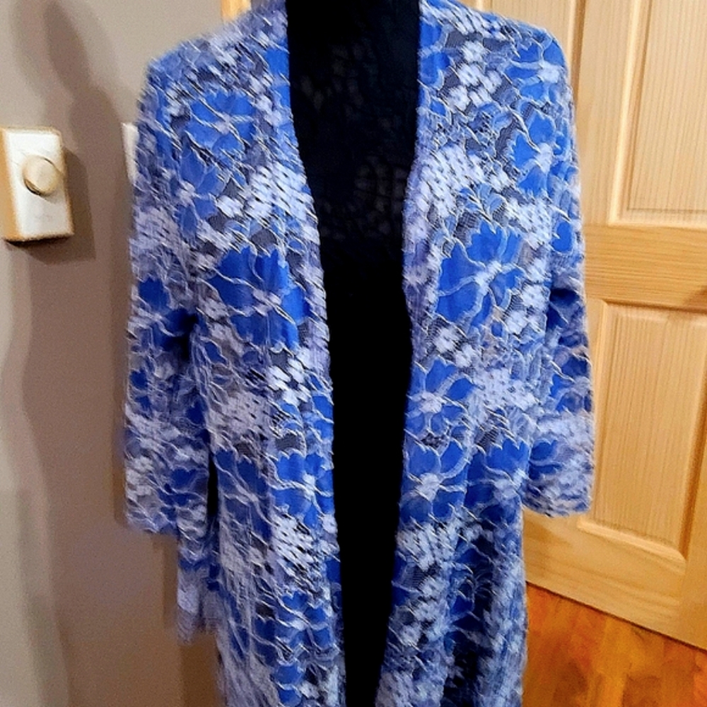 xl shrug blue and white